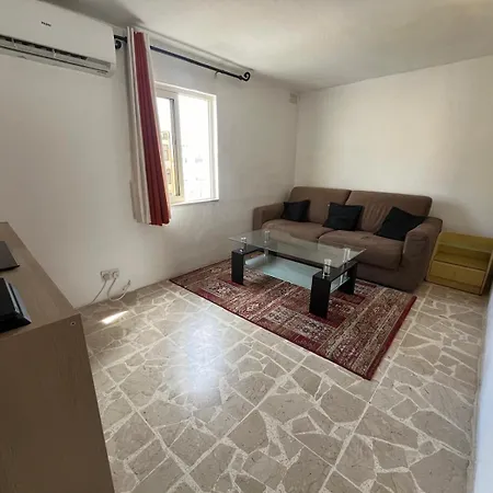 Small Bedroom בית אירוח